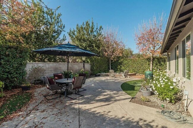 Building Photo - 1295 E Via Estrella Dr