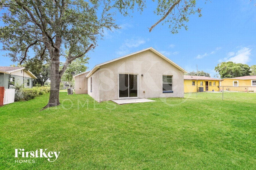 Building Photo - 1683 Christopher St