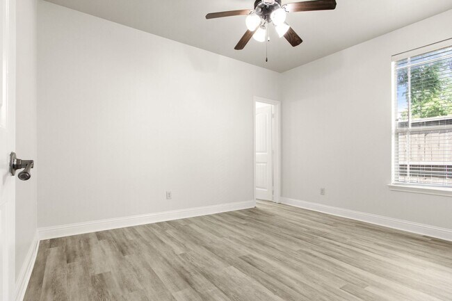 Building Photo - * MOVE IN SUMMER 7/25/2027 * 5 Bed 3 Bath Walk to TCU Light Housekeeping Included