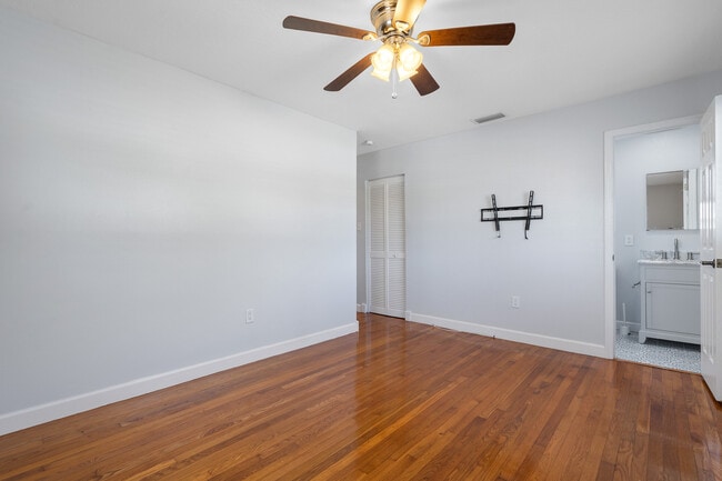 Building Photo - 4420 W Fair Oaks Ave