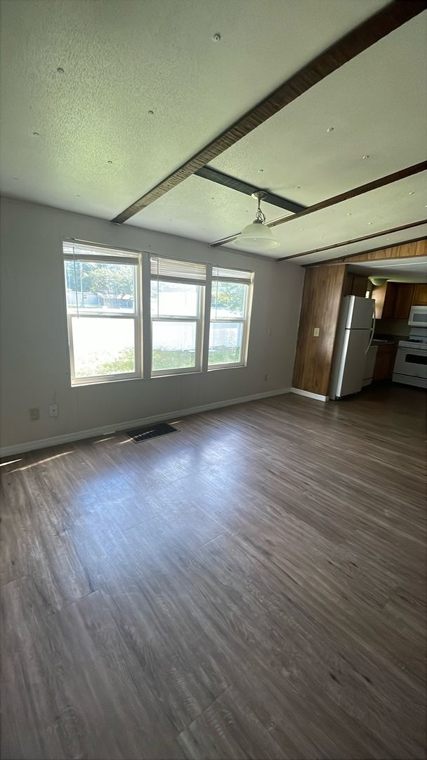 Building Photo - 3 Bedroom 2 Bath Family Friendly Mobile Ho...