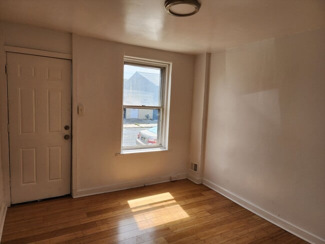 Building Photo - 221 N Scott St