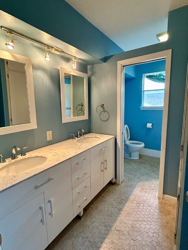 Building Photo - Spacious 5-Bedroom Home Steps from Walnut ...