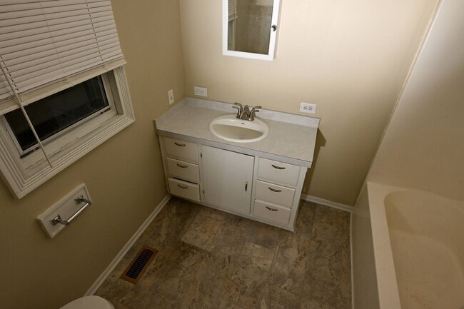 Building Photo - Charming 2BR / 2BA Home with Front Porch & Large Private Yard