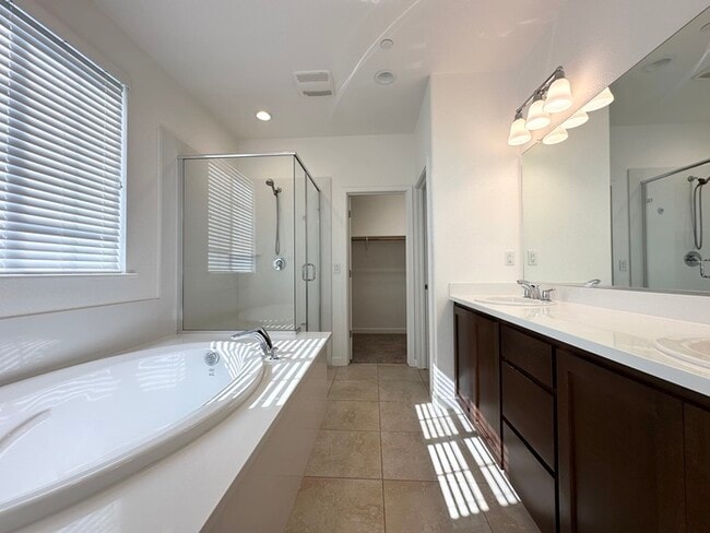 Building Photo - 1008 Oakbriar Cir