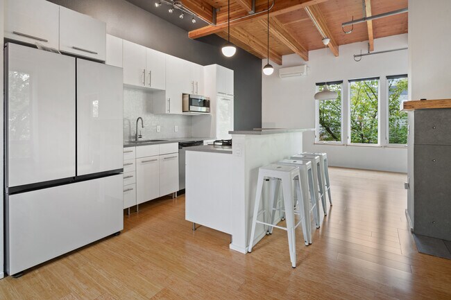 Building Photo - 504 NE Brazee St