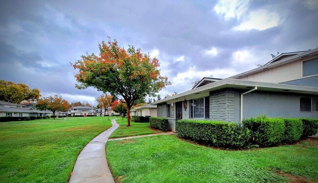 Building Photo - Ground Floor 2bd Condo With On-site Laundry, Carport, & Pool!