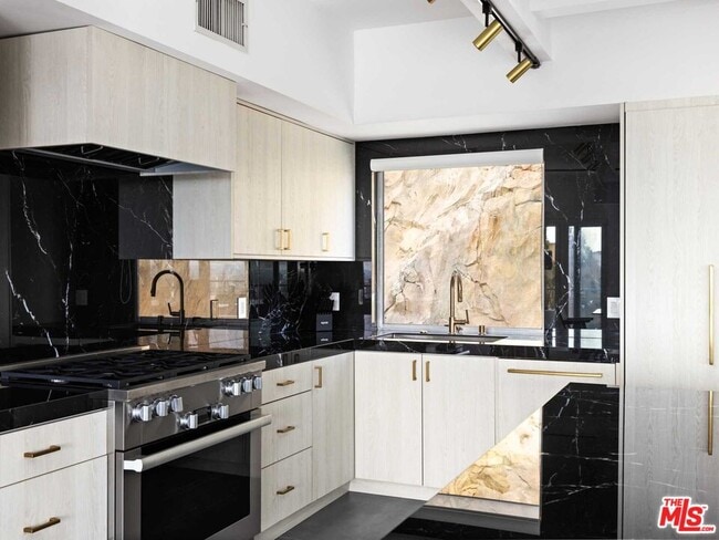 Building Photo - 1885 Sunset Plaza Dr