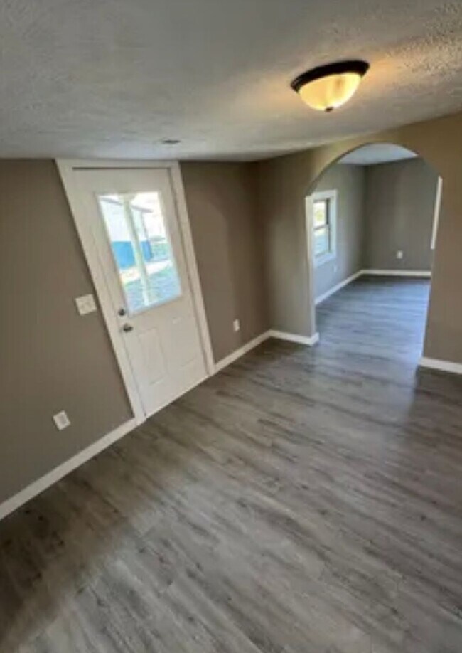 Building Photo - 2 bedroom/1 bath w/carport