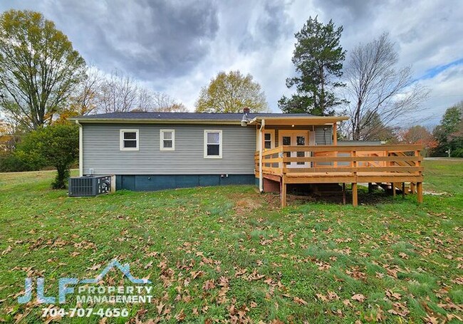 Building Photo - Charming 3/2 Ranch in Statesville with Spa...