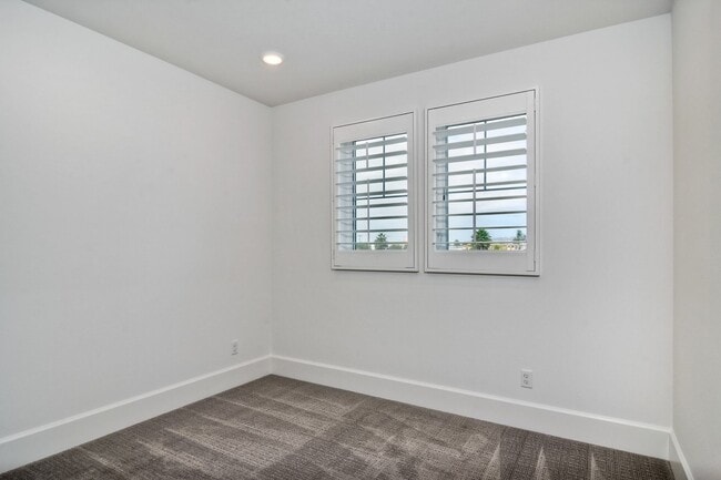 Building Photo - 3 Bedroom Townhome at Bayside Cove!