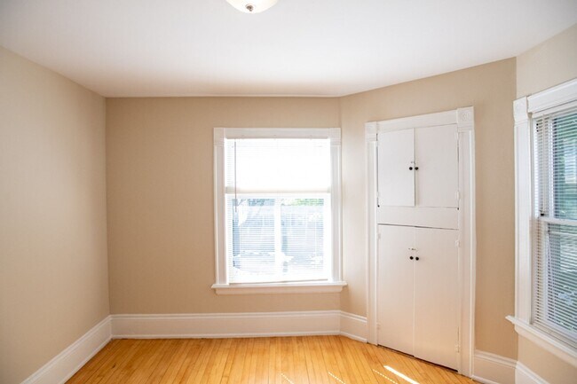 Building Photo - 9/01  $1495 – 2 Bedroom Upper Flat Near UW...