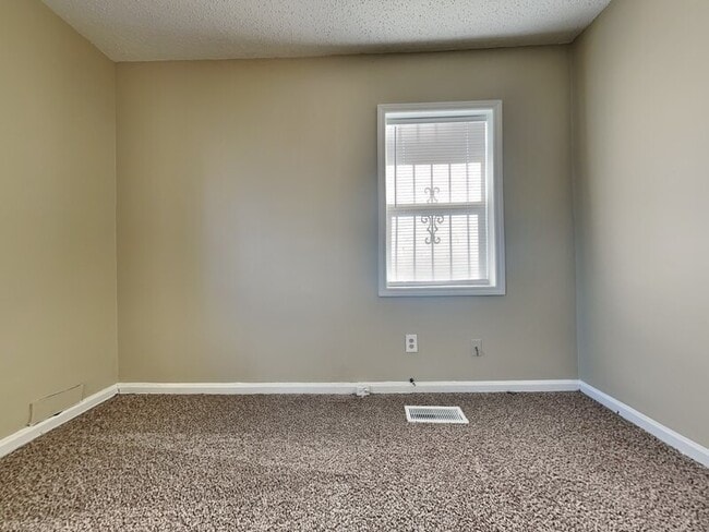 Building Photo - 481 Iota Ave S