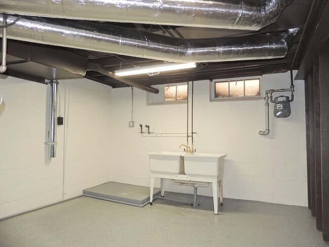 Building Photo - 3 Bed - 1 Bath Cape Cod for Rent!