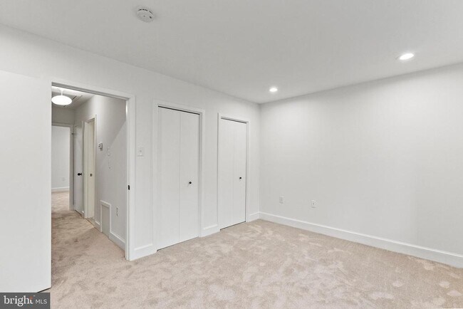 Building Photo - 4214 Embassy Park Dr NW
