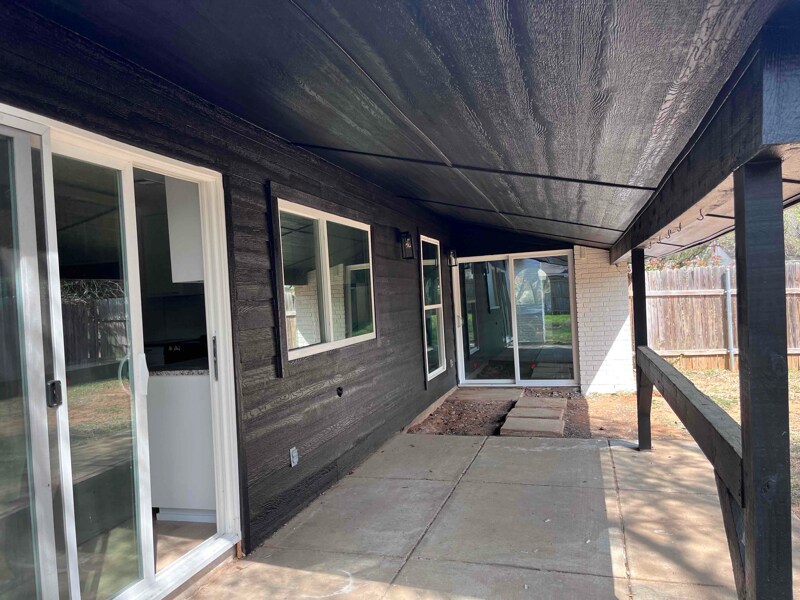 Building Photo - 2604 Creekview Dr