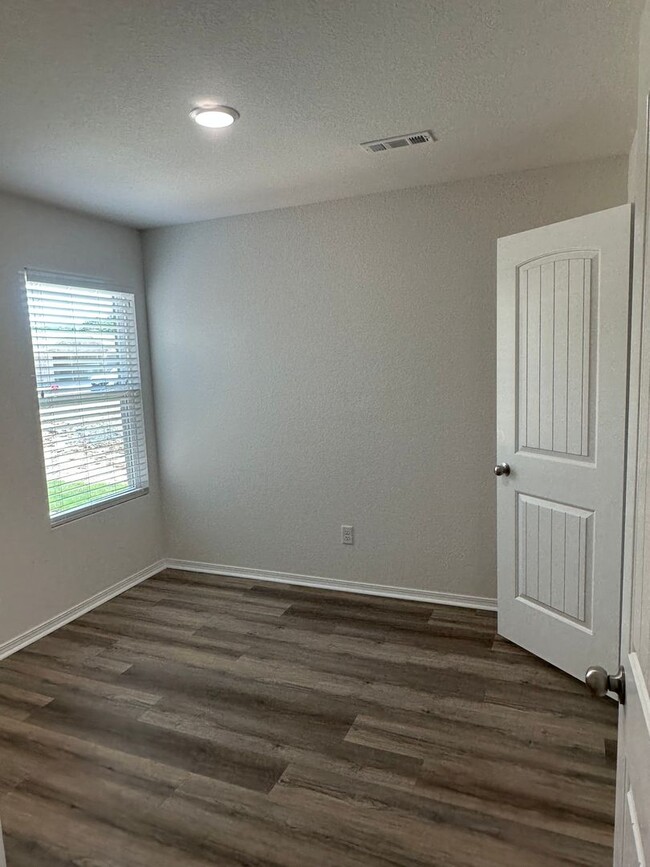 Building Photo - *Pre-leasing* NEWER Three Bedroom | Two Ba...