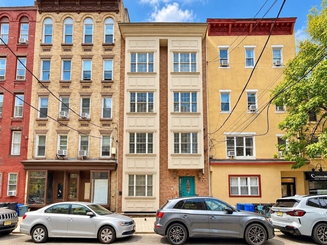 Building Photo - 514 Adams St
