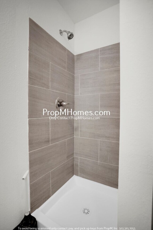 Building Photo - Fully Updated Home in Aloha - Large Yard!