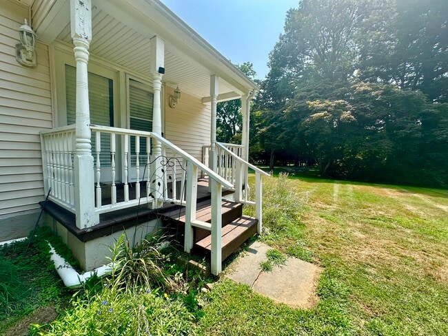 Building Photo - 708 Racebrook Rd