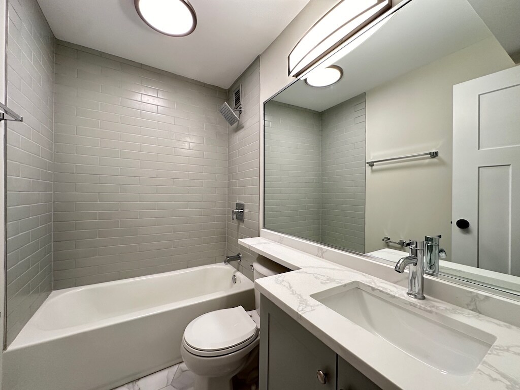 Building Photo - 1225 N LaSalle St