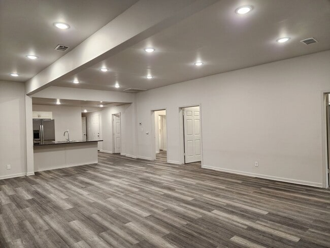 Building Photo - 4 Bed / 3 bath Downtown Jonesboro