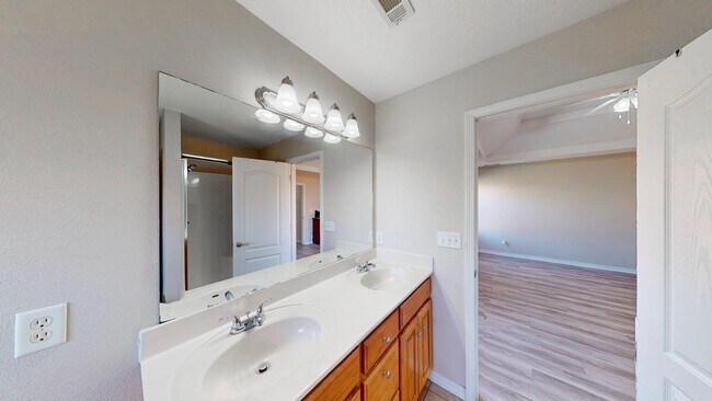 Building Photo - 5005 David Dr