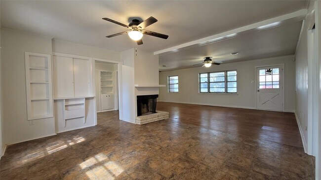 Building Photo - 801 Rosewood Dr