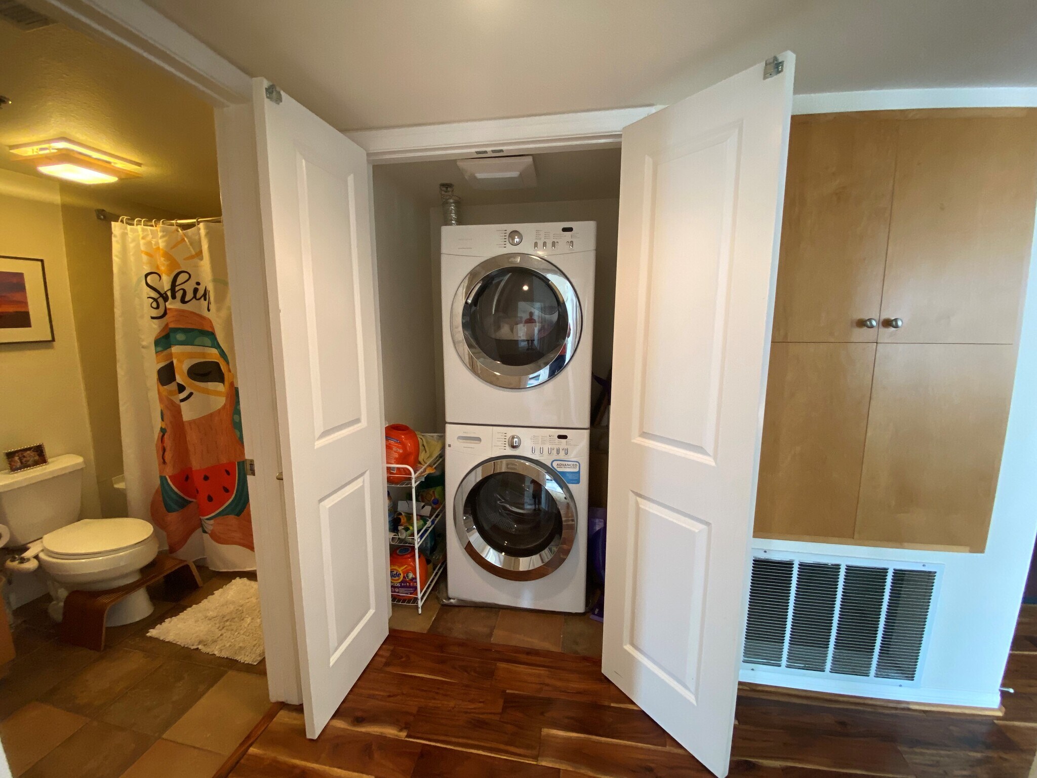 in unit washer and dryer - 924 Hornblend St