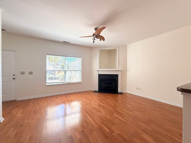 Building Photo - Spacious 3BR/3BA AVAILABLE NOW!