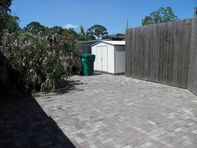 Building Photo - 402 Marlowe Dr