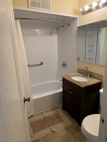 Full bath - 2211 Eldred Ave