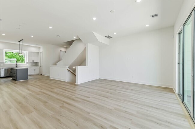 Building Photo - 5703 Balbo St