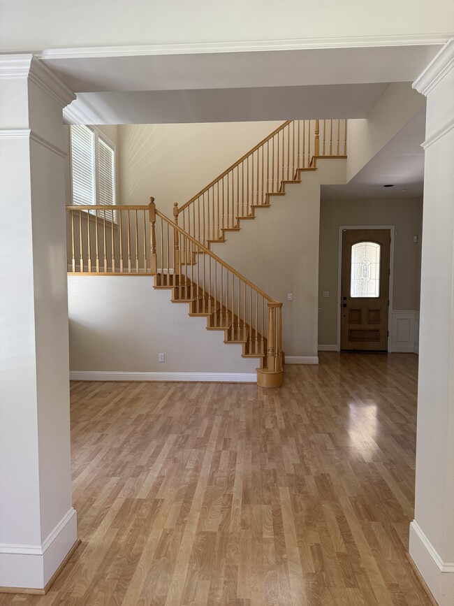 Building Photo - 855 Old Oak Rd