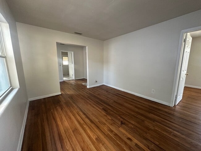 Building Photo - Cozy 3 Bedroom Home in Mid-Westside Jacksonville - Available Now!