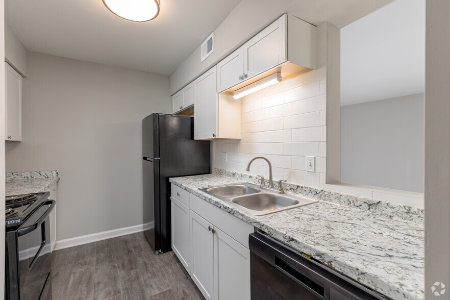 1BR, 1BA - 727SF - Kitchen - Windward Forest