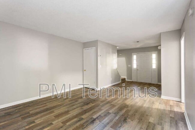 Building Photo - 5005 Hawthorne Ct