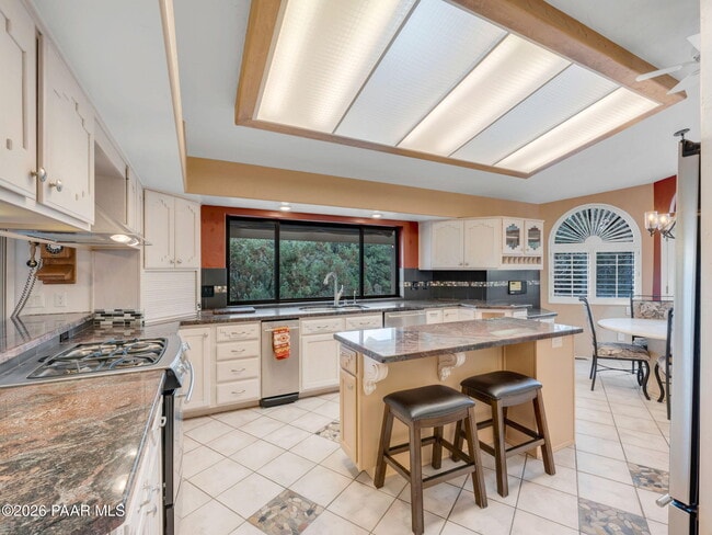 Building Photo - 3160 Rainbow Ridge Dr