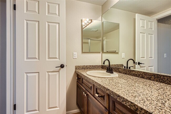 Building Photo - Evolve Real Estate: Amazing 4 Bdr/4 Bath +...