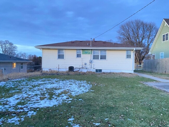 Building Photo - Beautiful 3 bed 1 bath house, over sized driveway, garage and fenced in back yard $1,595  [Move-i...