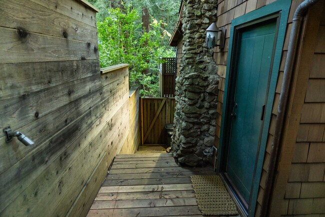 Building Photo - 522 Cascade Dr