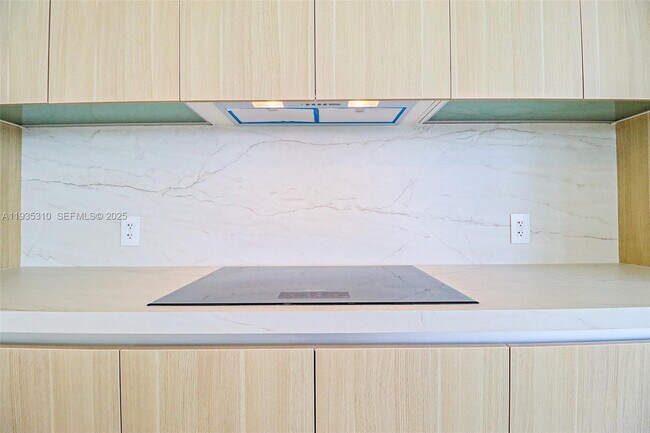 Building Photo - 700 NE 24th St