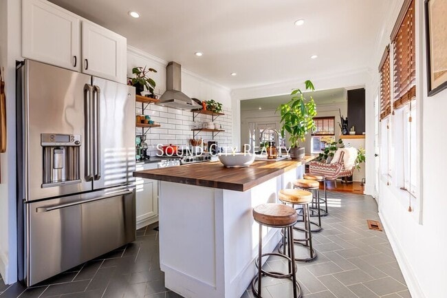 Building Photo - 310 S 7th St