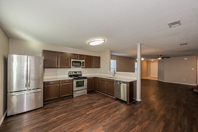 Building Photo - 565 Keble Dr