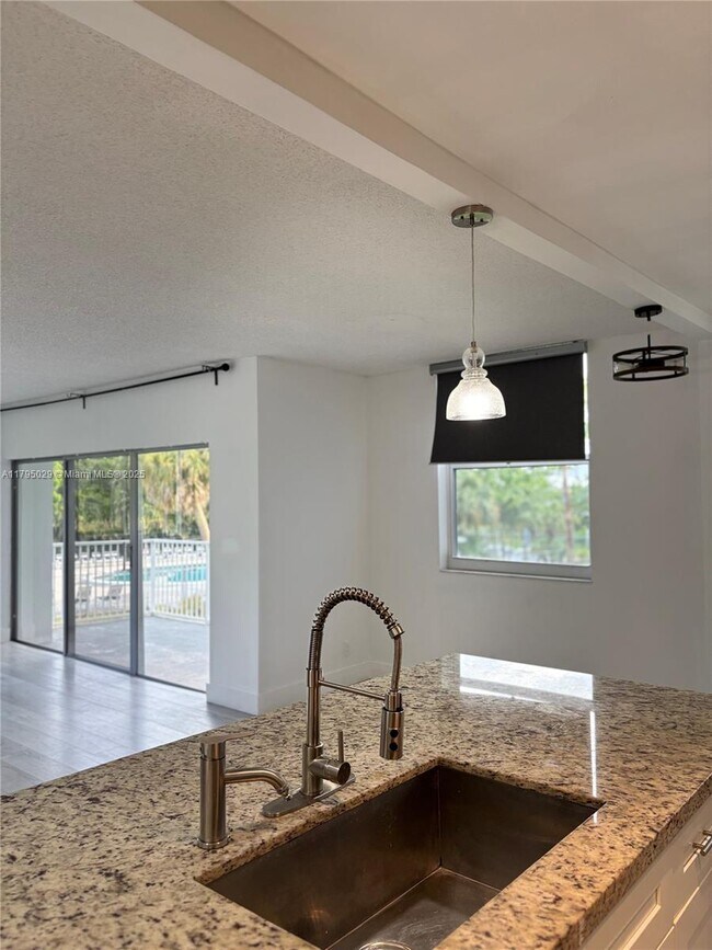 Building Photo - 4200 Hillcrest Dr