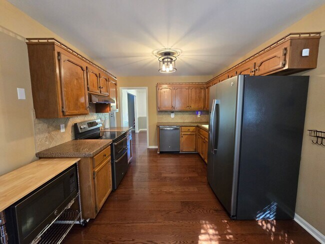 Building Photo - MOVE-IN SPECIAL!! $250 OFF First Month