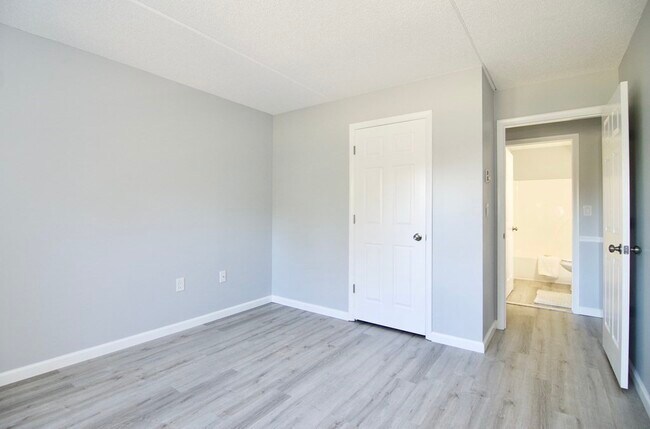 Building Photo - 22 Maple Crest Cir