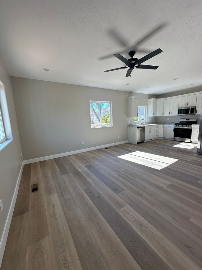 Building Photo - Charming basement apartment