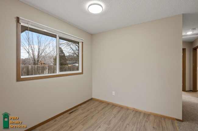 Building Photo - 3 Bedroom House **Half Off May Rent with a...