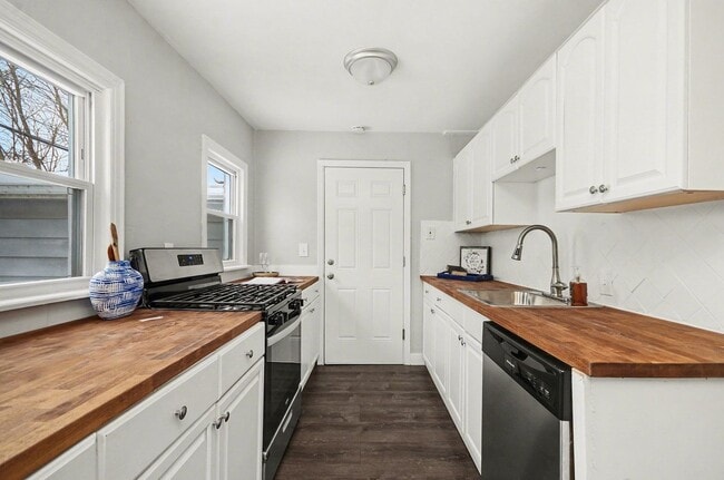 Building Photo - Bright, Clean 3 bed/1 bath- Move In Ready